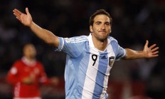 ac米兰体育官网-法比尼奥刷新纪录，拜仁生死战取胜巴西—双重荣耀下的足球史诗