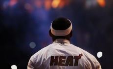 米兰体育官网-文班亚马压制级发挥，掘金封锁76人，新一代与卫冕冠军的双重震撼