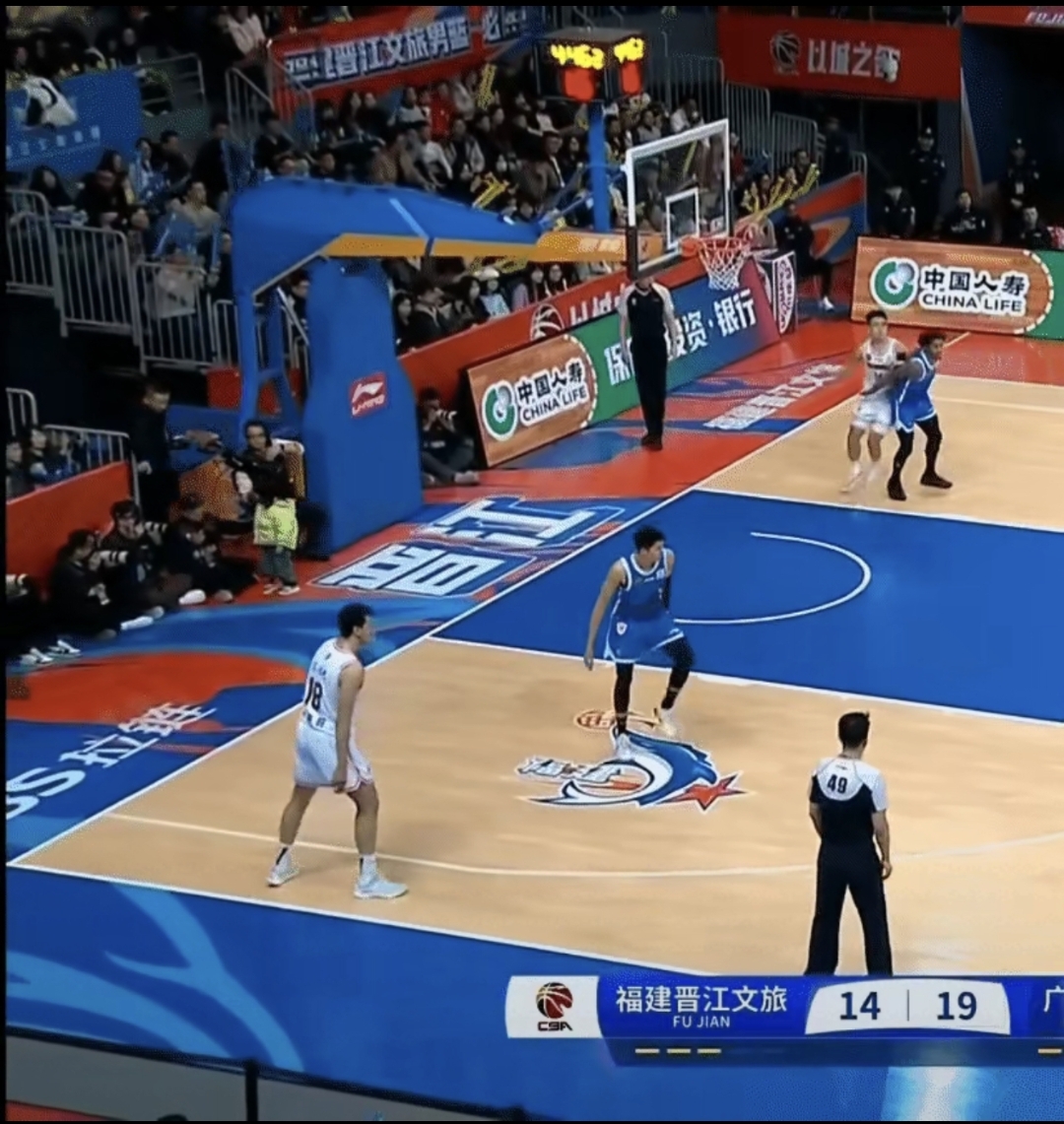 CBA赛场气氛火爆,球迷热情高涨的简单介绍 CBA赛场气氛火爆,球迷热情高涨的简单介绍