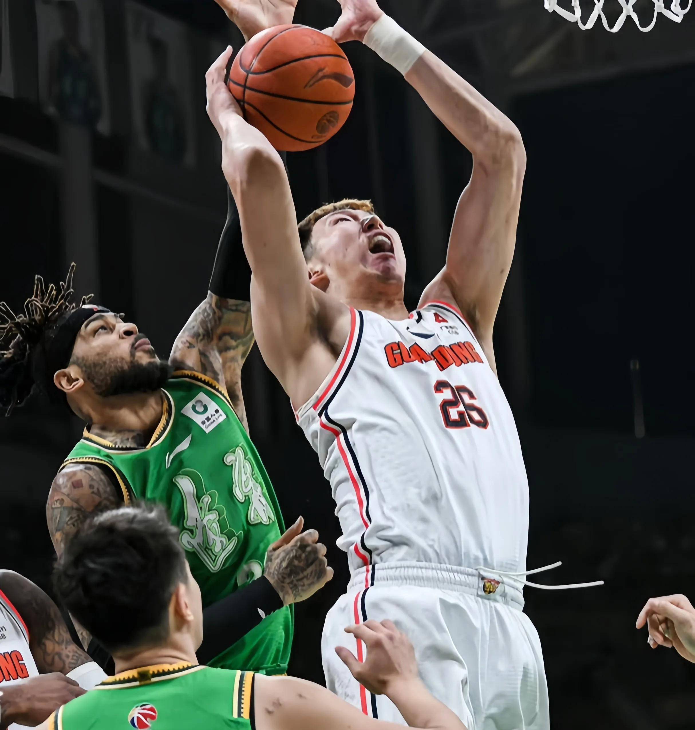 球员技艺展现出色，篮球世界杯赛场一片火热的简单介绍