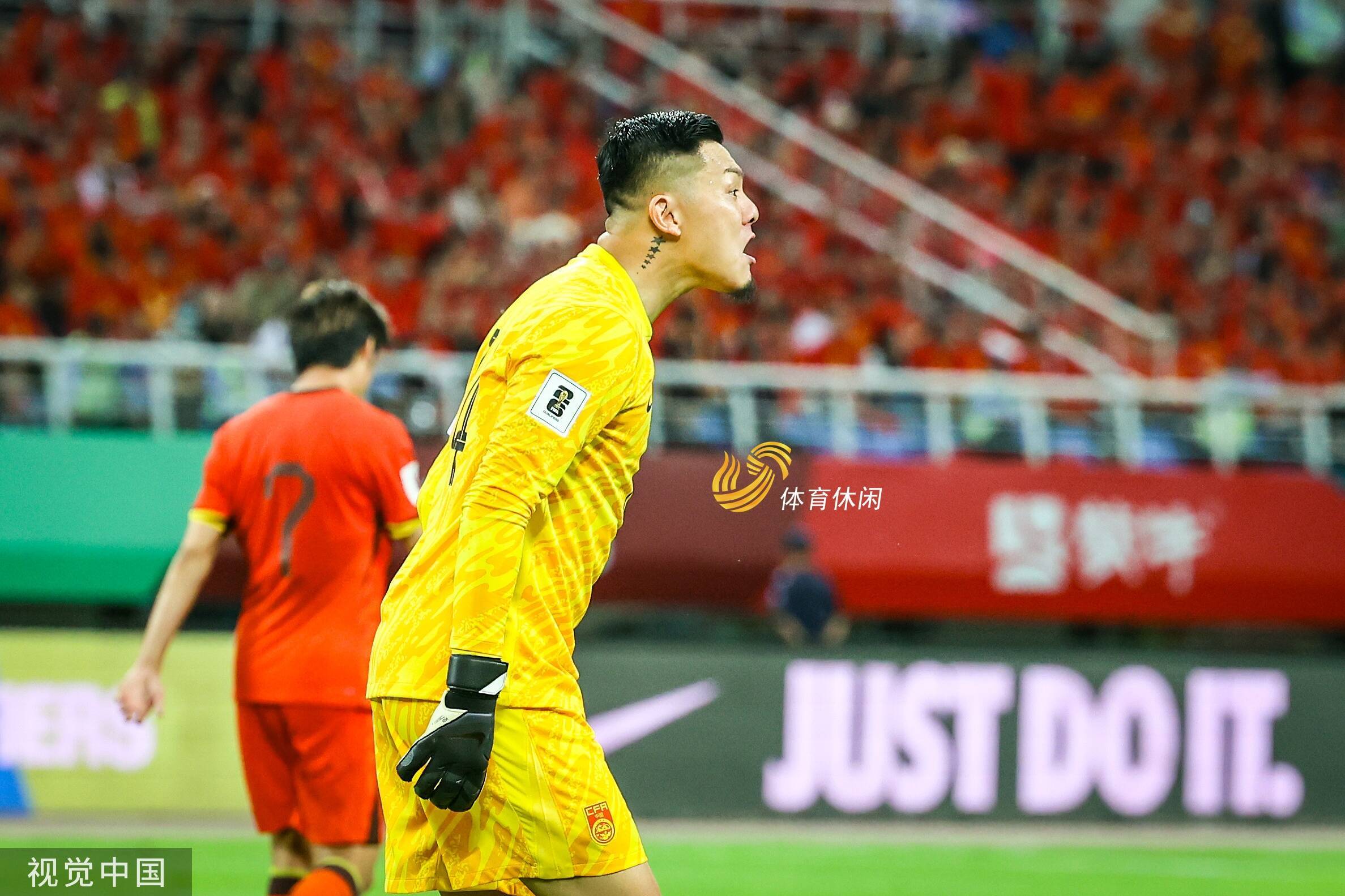 包含中国足球选手在国际赛事中实现完美表现的词条